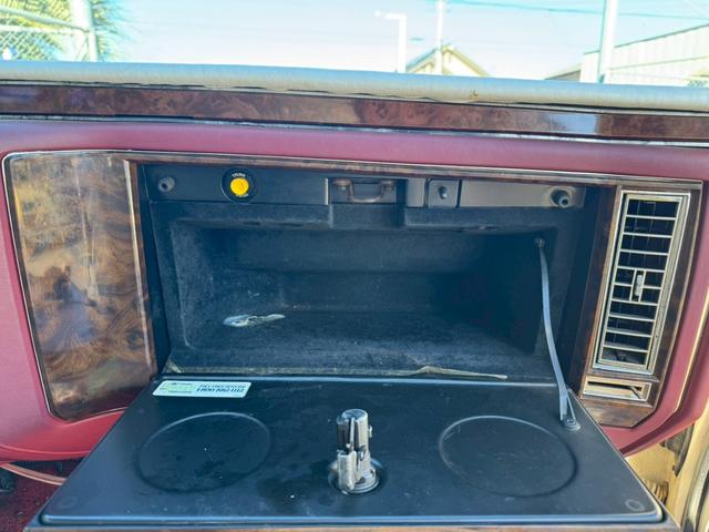 キャデラックフリートウッド ブロアム　８ナンバー事務室登録／２Ｐ４Ｂ／セミレイン／オーディオカスタム／トリプルホワイト外装（34枚目）