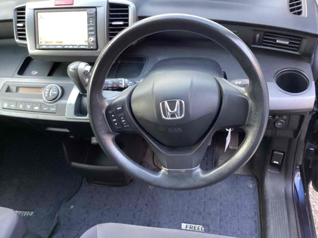 フリード Ｇ　ジャストセレクション　ＥＴＣ　バックカメラ　ナビ　ＴＶ　両側スライド・片側電動　ＨＩＤ　キーレスエントリー　電動格納ミラー　ウォークスルー　ＣＶＴ　衝突安全ボディ　ＡＢＳ　エアコン　パワーステアリング　パワーウィンドウ（3枚目）