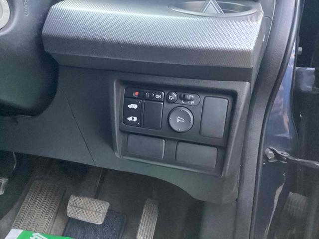 フリード Ｇ　ジャストセレクション　ＥＴＣ　バックカメラ　ナビ　ＴＶ　両側スライド・片側電動　ＨＩＤ　キーレスエントリー　電動格納ミラー　ウォークスルー　ＣＶＴ　衝突安全ボディ　ＡＢＳ　エアコン　パワーステアリング　パワーウィンドウ（9枚目）