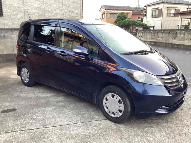 フリード Ｇ　ジャストセレクション　ＥＴＣ　バックカメラ　ナビ　ＴＶ　両側スライド・片側電動　ＨＩＤ　キーレスエントリー　電動格納ミラー　ウォークスルー　ＣＶＴ　衝突安全ボディ　ＡＢＳ　エアコン　パワーステアリング　パワーウィンドウ（13枚目）