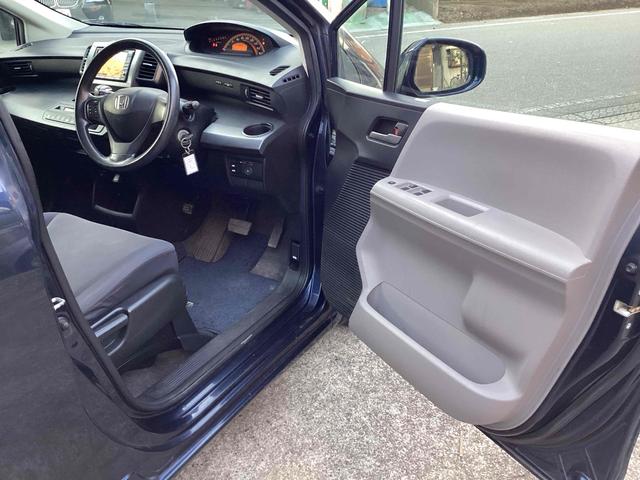 フリード Ｇ　ジャストセレクション　ＥＴＣ　バックカメラ　ナビ　ＴＶ　両側スライド・片側電動　ＨＩＤ　キーレスエントリー　電動格納ミラー　ウォークスルー　ＣＶＴ　衝突安全ボディ　ＡＢＳ　エアコン　パワーステアリング　パワーウィンドウ（26枚目）