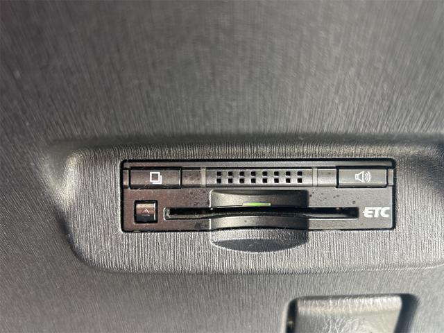 プリウス S ETC バックカメラ ナビ アルミホイール オートライト HID スマートキー アイドリングストップ 電動格納ミラー CVT 盗難防止システム 衝突安全ボディ ABS ESC CD(5枚目)