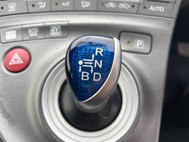 プリウス S ETC バックカメラ ナビ アルミホイール オートライト HID スマートキー アイドリングストップ 電動格納ミラー CVT 盗難防止システム 衝突安全ボディ ABS ESC CD(8枚目)