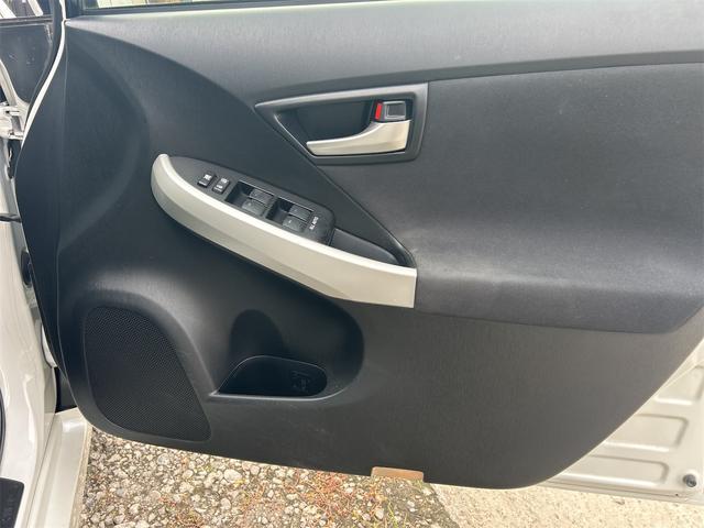 プリウス S ETC バックカメラ ナビ アルミホイール オートライト HID スマートキー アイドリングストップ 電動格納ミラー CVT 盗難防止システム 衝突安全ボディ ABS ESC CD(31枚目)