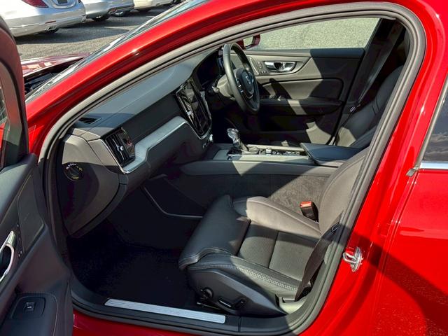 V60 T5 インスクリプション パノラマスライディングルーフ ブラックレザー インテリセーフ ACC ヘッドアップディスプレイ harman/kardon LED パワーシート シートヒーター カープレイ 地デジ 360°C 禁煙(23枚目)