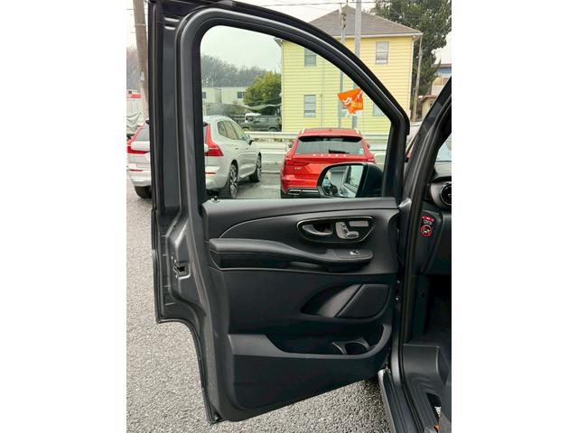 Ｖクラス Ｖ２２０ｄ　アバンギャルド　ＡＭＧライン　後期モデル　１０．２５インチナビ　９速ＡＴ　レーダーセーフティーＰＫＧ　ブラックレザー　ＬＥＤ　パワーテールゲート　パワーシート　シートヒーター　ナビ　地デジ　３６０°カメラ　ＡＭＧ１９ＡＷ　禁煙（47枚目）