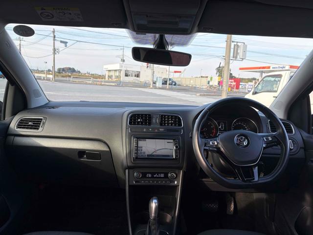 ポロ TSIコンフォートラインアップグレードパック バックカメラ ナビ オートクルーズコントロール アルミホイール オートライト キーレスエントリー アイドリングストップ AT 盗難防止システム ABS CD DVD再生 エアコン パワーステアリング(2枚目)