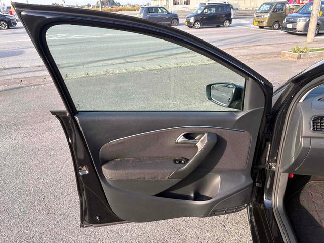 ポロ TSIコンフォートラインアップグレードパック バックカメラ ナビ オートクルーズコントロール アルミホイール オートライト キーレスエントリー アイドリングストップ AT 盗難防止システム ABS CD DVD再生 エアコン パワーステアリング(35枚目)