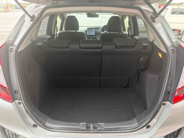 フィット 13G・Lパッケージ ETC バックカメラ ナビ TV オートクルーズコントロール 衝突被害軽減システム アルミホイール オートライト LEDヘッドランプ スマートキー アイドリングストップ 電動格納ミラー フルフラット(18枚目)