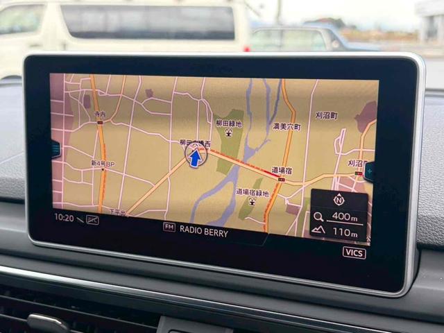 Ａ５スポーツバック ２．０ＴＦＳＩクワトロ　スポーツ　４ＷＤ　ＥＴＣ　クリアランスソナー　オートクルーズコントロール　パークアシスト　衝突被害軽減システム　バックカメラ　ナビ　ＴＶ　アルミホイール　オートライト　ＨＩＤ　ＡＴ　シートヒーター　スマートキー（5枚目）