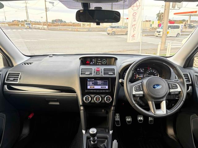 フォレスター ２．０ｉ－Ｌ　４ＷＤ　ＥＴＣ　バックカメラ　オートクルーズコントロール　ナビ　ＴＶ　ＨＩＤ　アルミホイール　キーレスエントリー　電動格納ミラー　シートヒーター　ＭＴ　盗難防止システム　衝突安全ボディ　ＵＳＢ（2枚目）