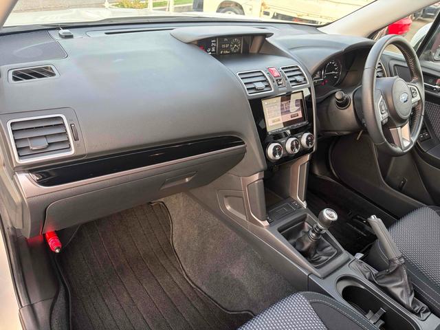 フォレスター ２．０ｉ－Ｌ　４ＷＤ　ＥＴＣ　バックカメラ　オートクルーズコントロール　ナビ　ＴＶ　ＨＩＤ　アルミホイール　キーレスエントリー　電動格納ミラー　シートヒーター　ＭＴ　盗難防止システム　衝突安全ボディ　ＵＳＢ（44枚目）