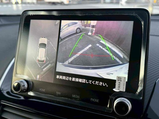 全周囲や後方確認に便利で安全な全方位型モニターとバックカメラも装備しています。