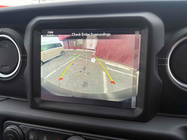 ジープ・ラングラーアンリミテッド サハラ　４ＷＤ　バックカメラ　クリアランスソナー　オートクルーズコントロール　衝突被害軽減システム　サンルーフ　ナビ　オートライト　ＬＥＤヘッドランプ　アルミホイール　スマートキー　アイドリングストップ　ＡＴ（4枚目）