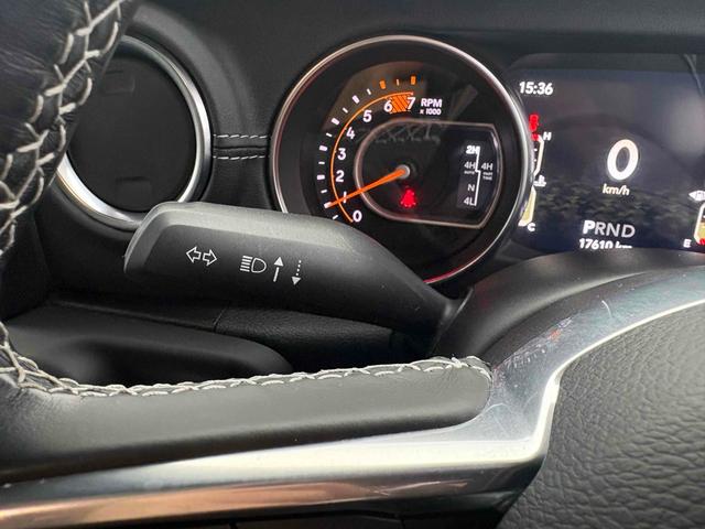 ジープ・ラングラーアンリミテッド サハラ　４ＷＤ　バックカメラ　クリアランスソナー　オートクルーズコントロール　衝突被害軽減システム　サンルーフ　ナビ　オートライト　ＬＥＤヘッドランプ　アルミホイール　スマートキー　アイドリングストップ　ＡＴ（9枚目）