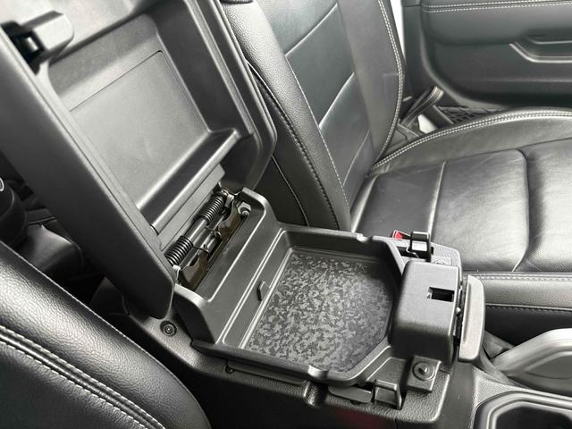 ジープ・ラングラーアンリミテッド サハラ　４ＷＤ　バックカメラ　クリアランスソナー　オートクルーズコントロール　衝突被害軽減システム　サンルーフ　ナビ　オートライト　ＬＥＤヘッドランプ　アルミホイール　スマートキー　アイドリングストップ　ＡＴ（24枚目）