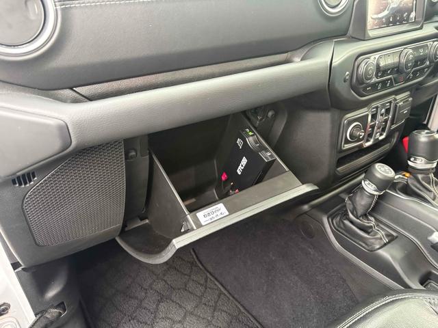 ジープ・ラングラーアンリミテッド サハラ　４ＷＤ　バックカメラ　クリアランスソナー　オートクルーズコントロール　衝突被害軽減システム　サンルーフ　ナビ　オートライト　ＬＥＤヘッドランプ　アルミホイール　スマートキー　アイドリングストップ　ＡＴ（31枚目）