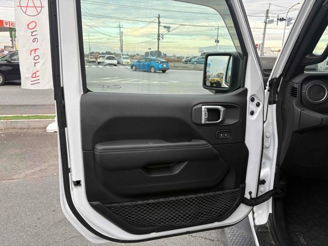ジープ・ラングラーアンリミテッド サハラ　４ＷＤ　バックカメラ　クリアランスソナー　オートクルーズコントロール　衝突被害軽減システム　サンルーフ　ナビ　オートライト　ＬＥＤヘッドランプ　アルミホイール　スマートキー　アイドリングストップ　ＡＴ（34枚目）