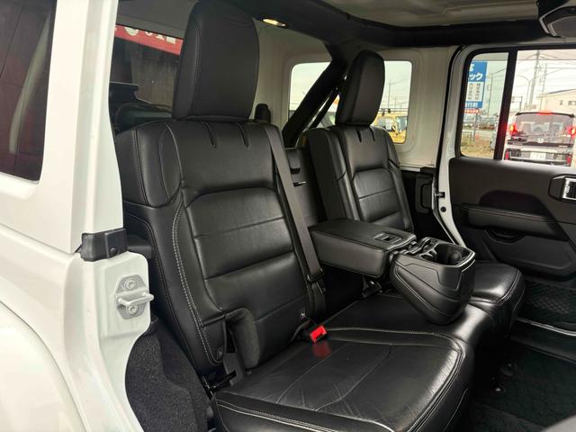 ジープ・ラングラーアンリミテッド サハラ　４ＷＤ　バックカメラ　クリアランスソナー　オートクルーズコントロール　衝突被害軽減システム　サンルーフ　ナビ　オートライト　ＬＥＤヘッドランプ　アルミホイール　スマートキー　アイドリングストップ　ＡＴ（36枚目）