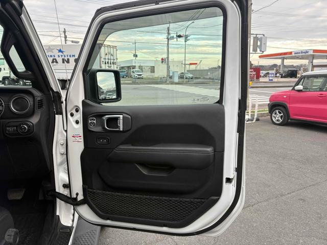 ジープ・ラングラーアンリミテッド サハラ　４ＷＤ　バックカメラ　クリアランスソナー　オートクルーズコントロール　衝突被害軽減システム　サンルーフ　ナビ　オートライト　ＬＥＤヘッドランプ　アルミホイール　スマートキー　アイドリングストップ　ＡＴ（38枚目）