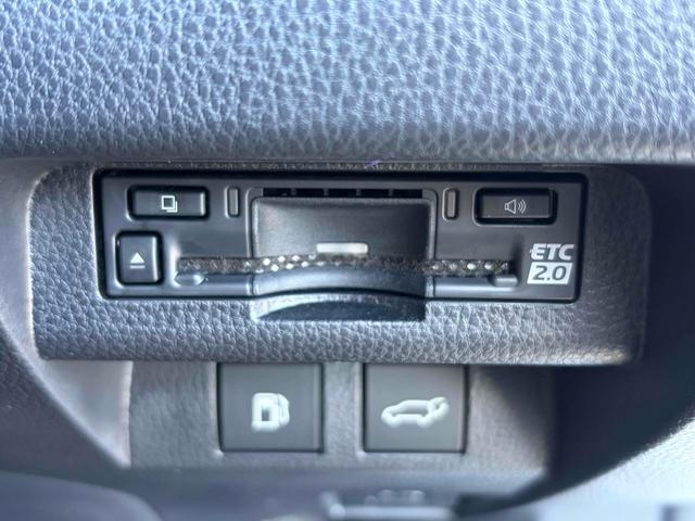 クラウンスポーツ Ｚ　４ＷＤ　クリアランスソナー　オートクルーズコントロール　レーンアシスト　パワーシート　衝突被害軽減システム　ナビ　ＴＶ　オートライト　ＬＥＤヘッドランプ　電動リアゲート　アルミホイール　スマートキー（4枚目）