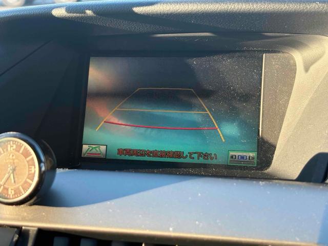 ギヤをリバースに入れると車両後方の映像を映し出し、バック時の後方視界をサポートするリヤビューカメラ！