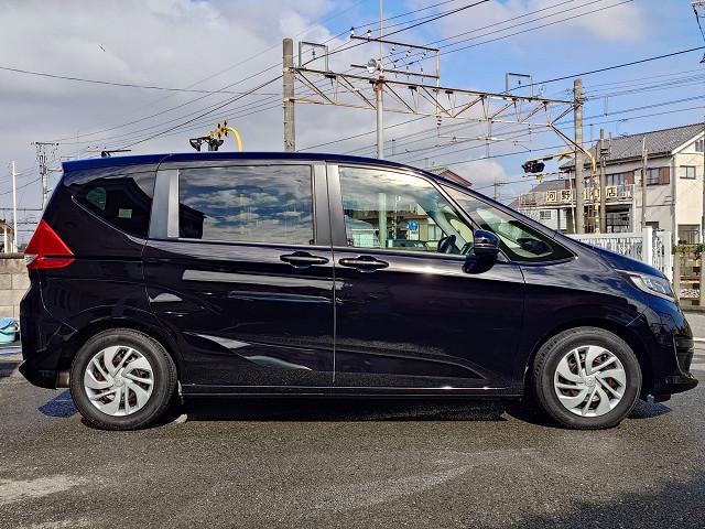 フリード Ｇ・ホンダセンシング　社外ナビＴＶ　バックカメラ　ホンダセンシング　衝突軽減　レーダークルーズ　レーンキープ　両側パワースライドドア　ＥＴＣ　スマートキー　ロールサンシェード　オートヘッドライト　６人乗り　１オーナー　禁煙（7枚目）