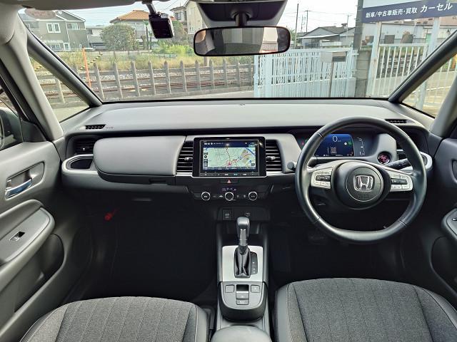 フィット e:HEVホーム 純正8型ナビTV バックカメラ ホンダセンシング 衝突軽減 レーダークルーズ レーンキープ ハーフレザーシート LEDヘッド オートハイビーム 前後コーナーセンサー スマートキー 前後ドラレコ 禁煙車(4枚目)