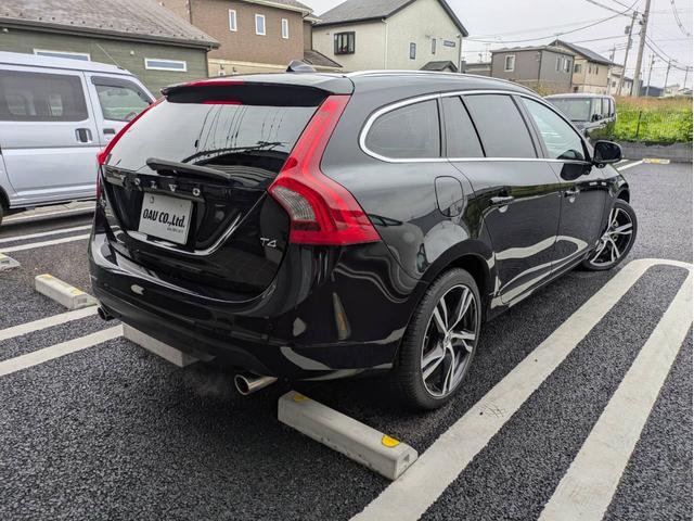 Ｖ６０ Ｔ４　ディスプレイオーディオ／本革シート／社外１８インチアルミホイール／ヘッドライトＬＥＤ／オートエアコン／キーレス／（8枚目）