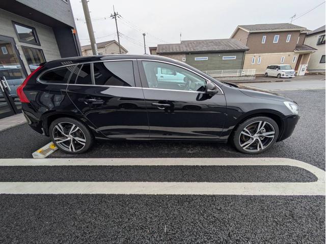 Ｖ６０ Ｔ４　ディスプレイオーディオ／本革シート／社外１８インチアルミホイール／ヘッドライトＬＥＤ／オートエアコン／キーレス／（11枚目）