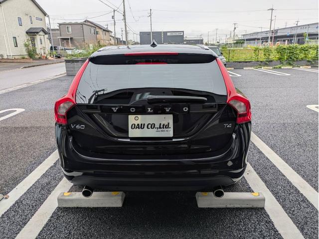 Ｖ６０ Ｔ４　ディスプレイオーディオ／本革シート／社外１８インチアルミホイール／ヘッドライトＬＥＤ／オートエアコン／キーレス／（13枚目）