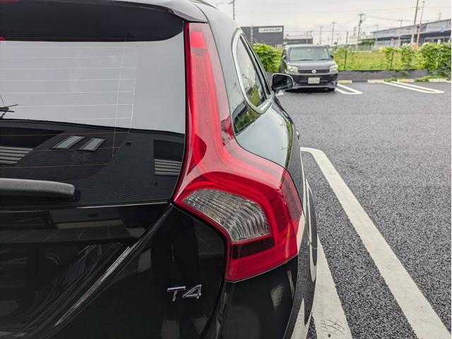 Ｖ６０ Ｔ４　ディスプレイオーディオ／本革シート／社外１８インチアルミホイール／ヘッドライトＬＥＤ／オートエアコン／キーレス／（19枚目）