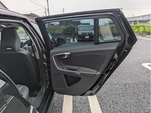 Ｖ６０ Ｔ４　ディスプレイオーディオ／本革シート／社外１８インチアルミホイール／ヘッドライトＬＥＤ／オートエアコン／キーレス／（30枚目）