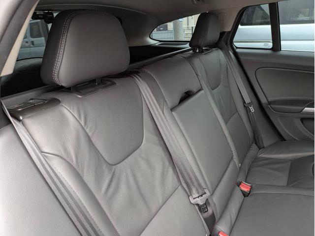 Ｖ６０ Ｔ４　ディスプレイオーディオ／本革シート／社外１８インチアルミホイール／ヘッドライトＬＥＤ／オートエアコン／キーレス／（31枚目）