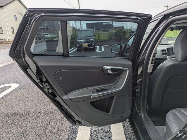 Ｖ６０ Ｔ４　ディスプレイオーディオ／本革シート／社外１８インチアルミホイール／ヘッドライトＬＥＤ／オートエアコン／キーレス／（34枚目）