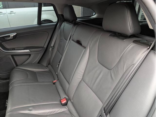 Ｖ６０ Ｔ４　ディスプレイオーディオ／本革シート／社外１８インチアルミホイール／ヘッドライトＬＥＤ／オートエアコン／キーレス／（35枚目）