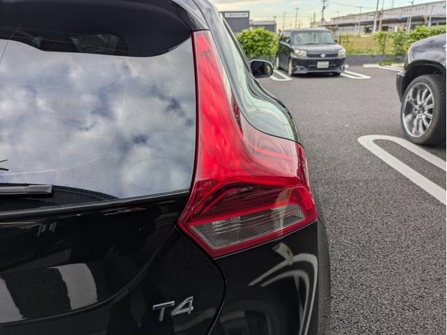 V40 T4 SE 社外ナビ/バックカメラ/社外アルミホイール/ヘッドライトHID/オートエアコン/キーレス/(19枚目)