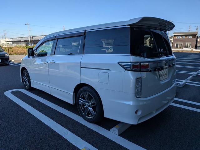 エルグランド ライダー　黒本革シート　マニュアルシート　黒革／社外ナビ／地デジ／バックカメラ／両側電動スライドドア／オットマン／ＨＩＤヘッドライト／純正１８インチＡＷ／スマートキー／電動格納ミラー／（14枚目）