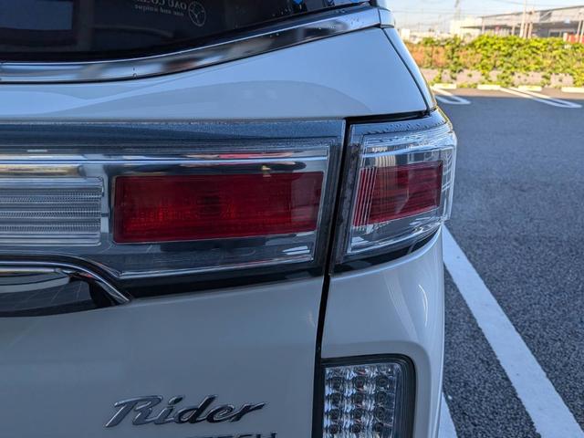 エルグランド ライダー　黒本革シート　マニュアルシート　黒革／社外ナビ／地デジ／バックカメラ／両側電動スライドドア／オットマン／ＨＩＤヘッドライト／純正１８インチＡＷ／スマートキー／電動格納ミラー／（19枚目）