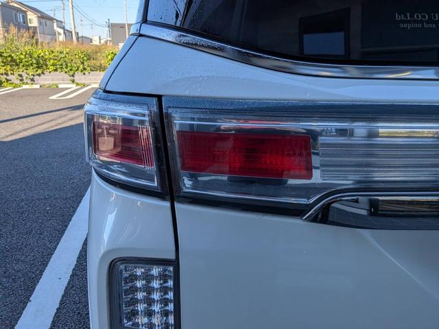 エルグランド ライダー　黒本革シート　マニュアルシート　黒革／社外ナビ／地デジ／バックカメラ／両側電動スライドドア／オットマン／ＨＩＤヘッドライト／純正１８インチＡＷ／スマートキー／電動格納ミラー／（20枚目）