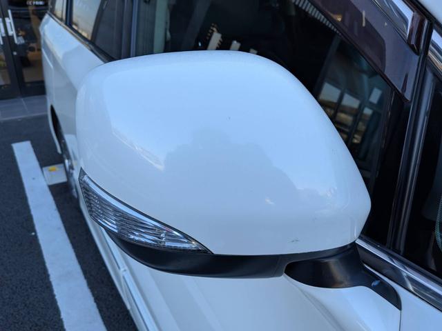 エルグランド ライダー　黒本革シート　マニュアルシート　黒革／社外ナビ／地デジ／バックカメラ／両側電動スライドドア／オットマン／ＨＩＤヘッドライト／純正１８インチＡＷ／スマートキー／電動格納ミラー／（22枚目）