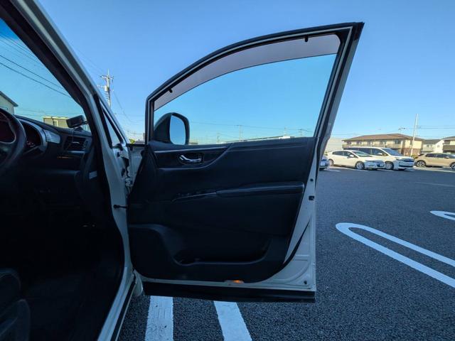 エルグランド ライダー　黒本革シート　マニュアルシート　黒革／社外ナビ／地デジ／バックカメラ／両側電動スライドドア／オットマン／ＨＩＤヘッドライト／純正１８インチＡＷ／スマートキー／電動格納ミラー／（27枚目）