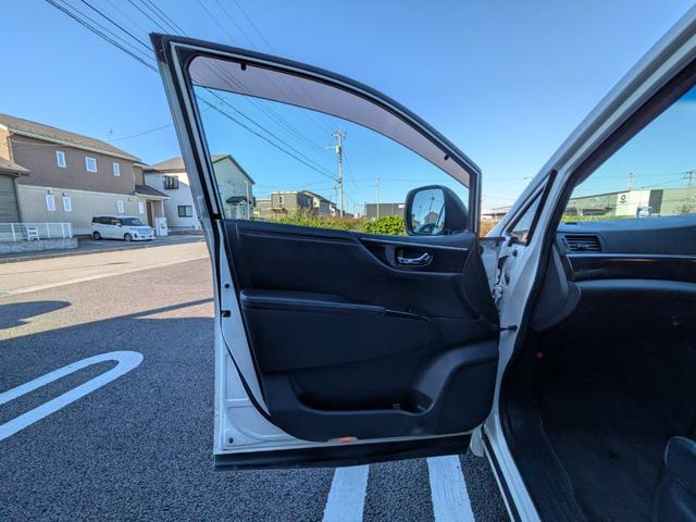 エルグランド ライダー　黒本革シート　マニュアルシート　黒革／社外ナビ／地デジ／バックカメラ／両側電動スライドドア／オットマン／ＨＩＤヘッドライト／純正１８インチＡＷ／スマートキー／電動格納ミラー／（39枚目）