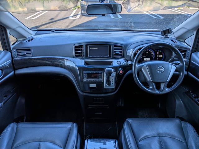 エルグランド ライダー　黒本革シート　マニュアルシート　黒革／社外ナビ／地デジ／バックカメラ／両側電動スライドドア／オットマン／ＨＩＤヘッドライト／純正１８インチＡＷ／スマートキー／電動格納ミラー／（42枚目）