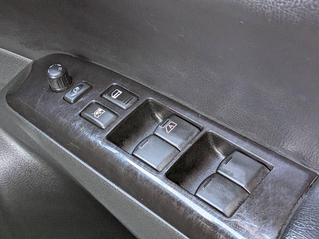 エルグランド ライダー　黒本革シート　マニュアルシート　黒革／社外ナビ／地デジ／バックカメラ／両側電動スライドドア／オットマン／ＨＩＤヘッドライト／純正１８インチＡＷ／スマートキー／電動格納ミラー／（46枚目）