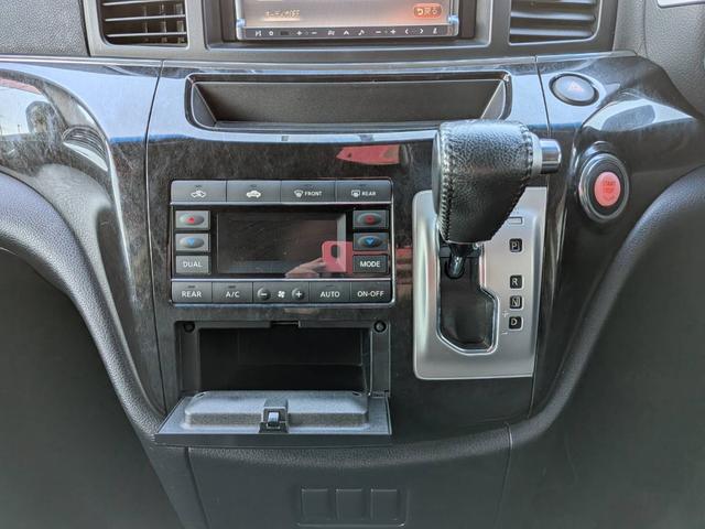 エルグランド ライダー　黒本革シート　マニュアルシート　黒革／社外ナビ／地デジ／バックカメラ／両側電動スライドドア／オットマン／ＨＩＤヘッドライト／純正１８インチＡＷ／スマートキー／電動格納ミラー／（55枚目）