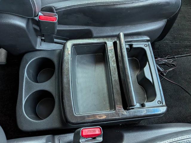 エルグランド ライダー　黒本革シート　マニュアルシート　黒革／社外ナビ／地デジ／バックカメラ／両側電動スライドドア／オットマン／ＨＩＤヘッドライト／純正１８インチＡＷ／スマートキー／電動格納ミラー／（56枚目）