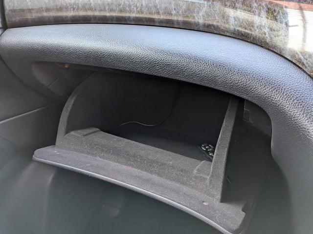 エルグランド ライダー　黒本革シート　マニュアルシート　黒革／社外ナビ／地デジ／バックカメラ／両側電動スライドドア／オットマン／ＨＩＤヘッドライト／純正１８インチＡＷ／スマートキー／電動格納ミラー／（57枚目）