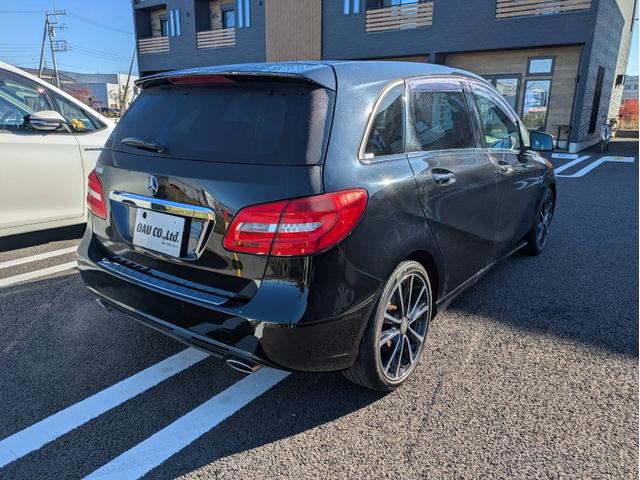 Ｂクラス Ｂ１８０　スポーツ　ナイトパッケージ　純正ナビ地デジＢカメラ半革純正１８インチアルミホイールヘッドライトＨＩＤオートエアコンキーレス（12枚目）