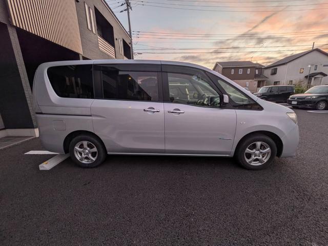 セレナ ２０Ｘ　Ｓ－ハイブリッド　純正ナビ／地デジ／バックカメラ／片側電動スライドドア／クルーズコントロール／ＨＩＤヘッドライト／社外１６インチＡＷ／キーレス／電動格納ミラー／（11枚目）